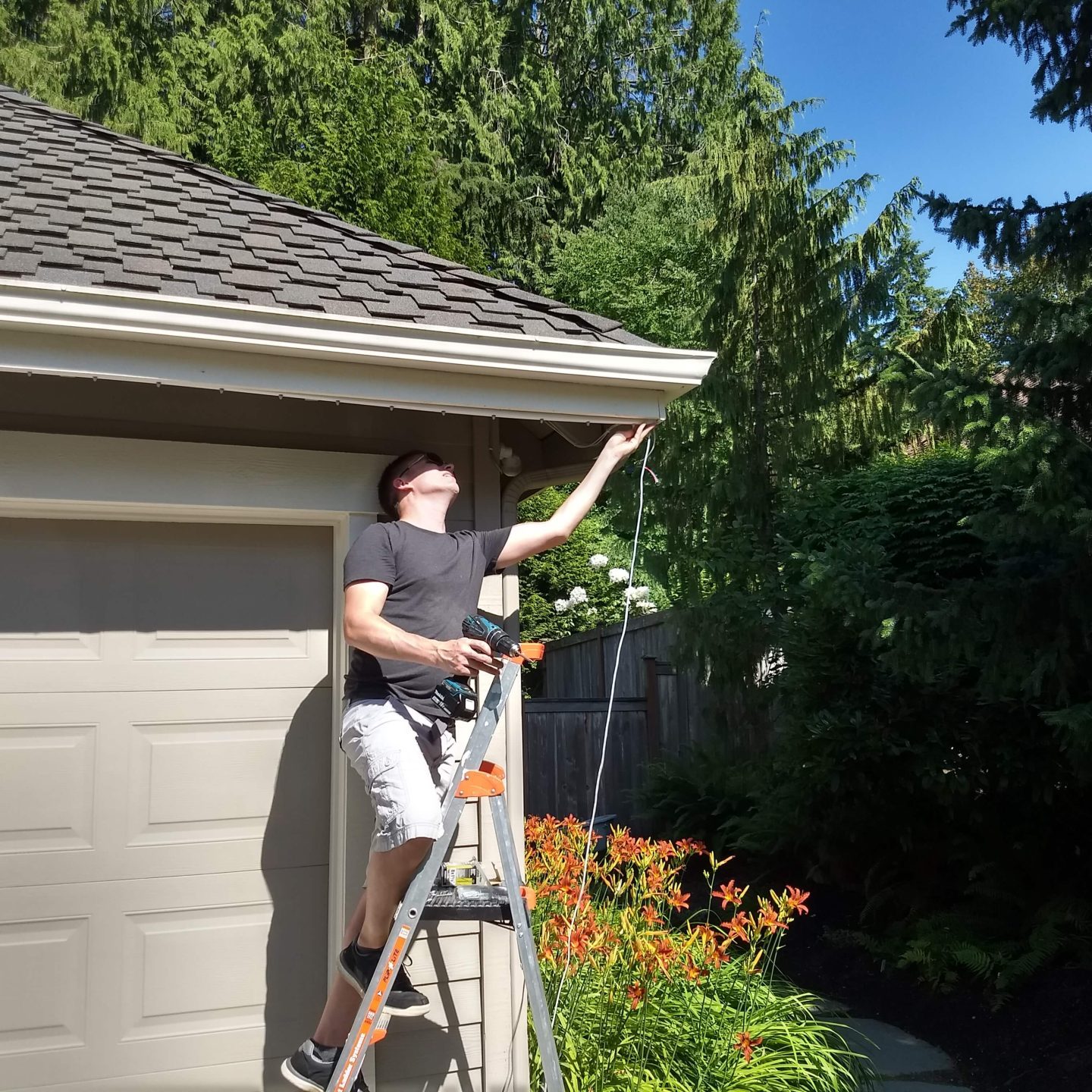 Example of an install using ShawTech system, perfect for contractors looking to add permanent holiday lighting to your business